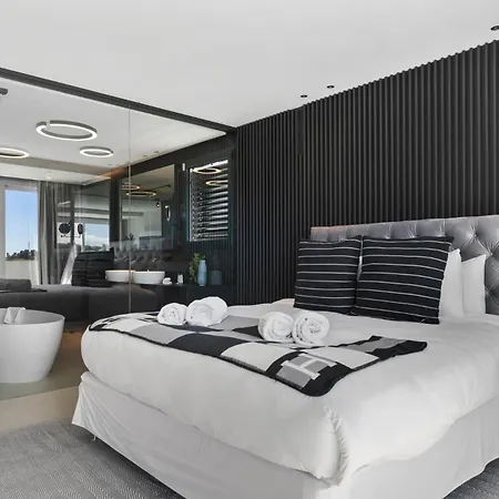 Vivi Homes -villa Carat Pool, Cinema, Golf & Terrace Villa Estepona