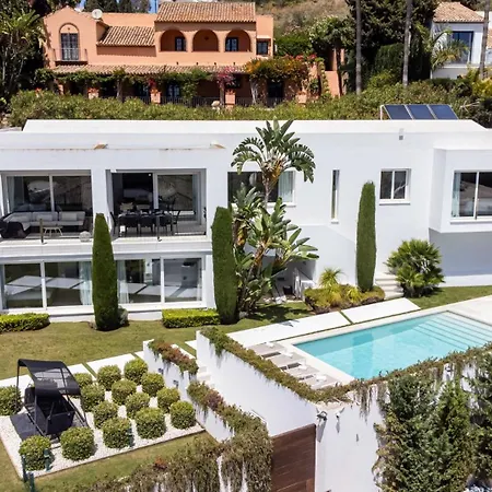 Vivi Homes -villa Carat Pool, Cinema, Golf & Terrace Villa Estepona